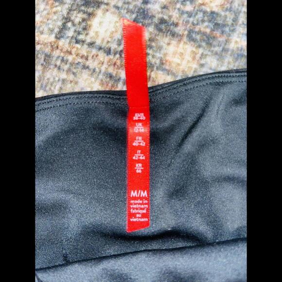 SPANX Faux Leather Leggings SIZE M - Picture 3 of 4